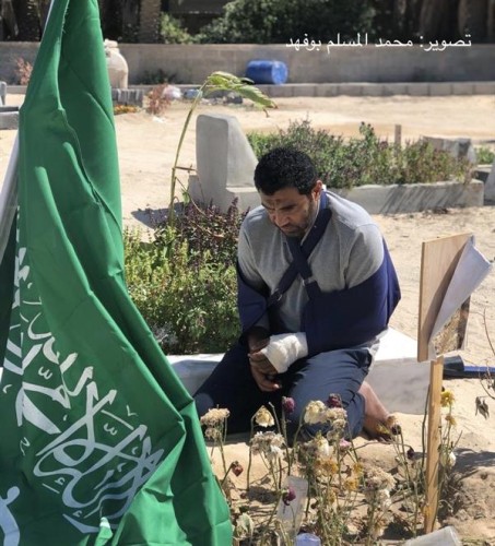 صورة مؤثرة لجندي مصاب يزور “قبر” زميله الذي استشهد بالحد الجنوبي