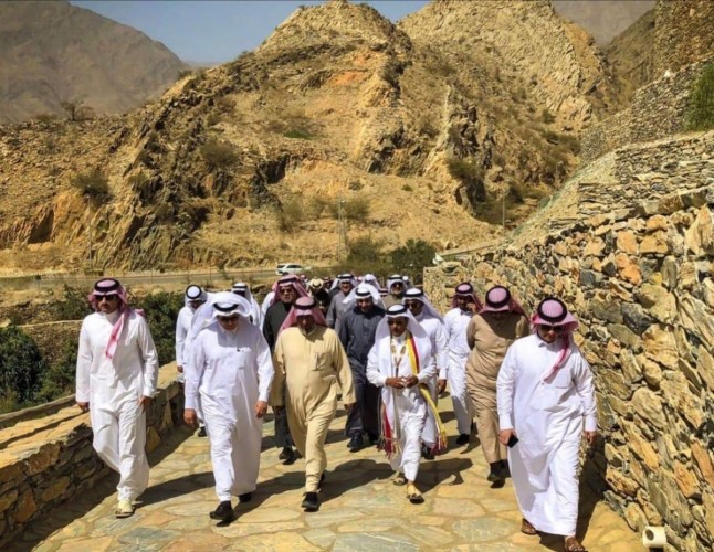 “وزير البيئة والمياه والزراعة يزور قرية ذي عين التراثية بالباحة”