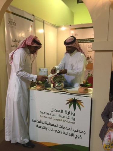 اركان تعريفي بالخدمات المساندة بمهرجان التمور بالأحساء