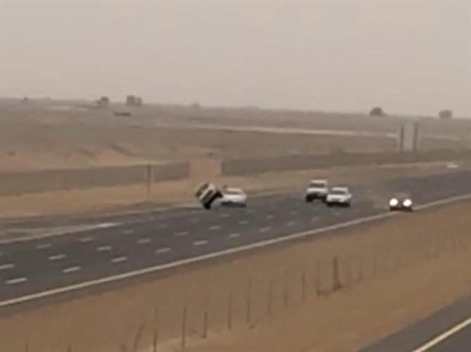 “مرور تبوك” يضبط قائد مركبة فحط بها وقادها على الإطارين الجانبيين – صور