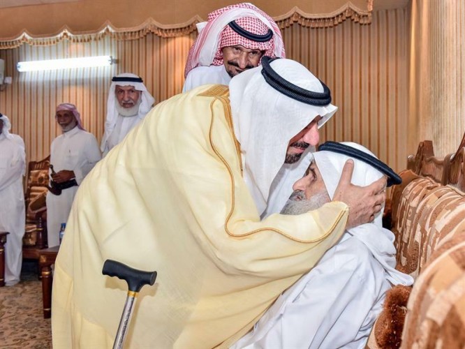بعد خروجه من المستشفى.. أمير نجران يطمئن على صحة الشيخ سلطان بن منيف (فيديو وصور)