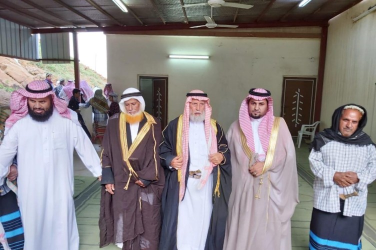 رئيس مركز الشجعة الغزواني يتقدم المصلين لصلاة عيد الأضحى المبارك و يستقبل المهنئين