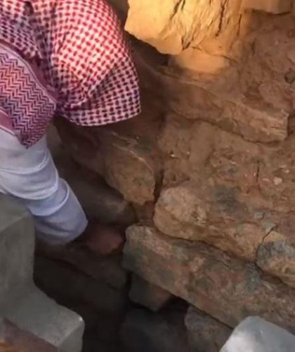 مواطن يستخرج ورقة وضعها بجدار مزرعة قبل 45 عاماً مع صديقه الذي توفي لاحقاً