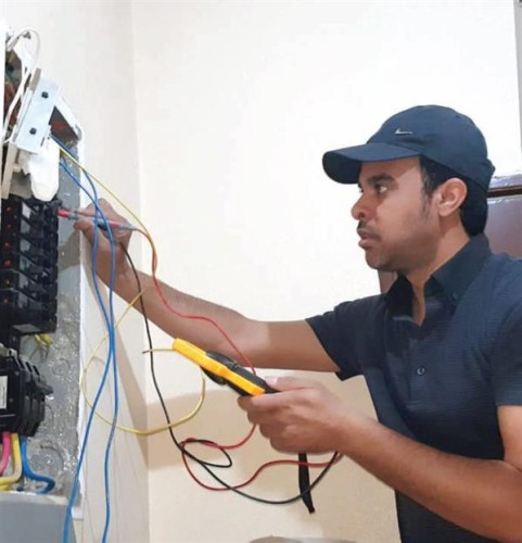 سعودي يحول هوايته في صيانة الكهرباء لمهنة تدر عليه 5 آلاف ريال شهرياً