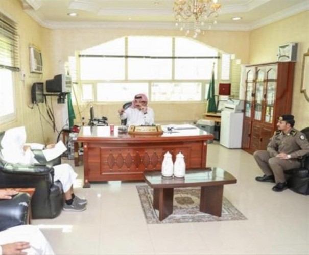 ملابسات صورة “أمير عسير” وهو يجلس على مكتب مدير سجن المجاردة