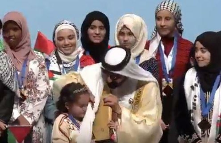 شاهد.. محمد بن راشد يكفكف دموع طفلة مغربية فازت بلقب تحدي القراءة العربي