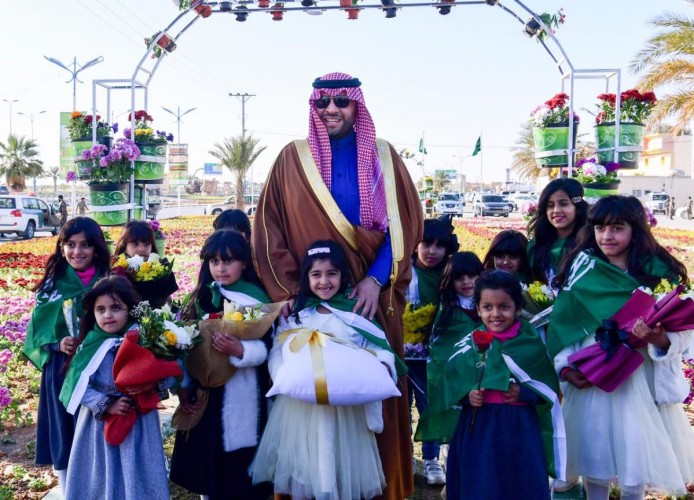 أمير الحدود الشمالية يتفقد مشروع حديقة الزهور بالعويقيلة