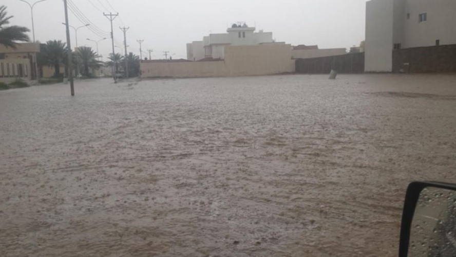 “بالصور”أمطار غزيرة على حائل.. وتجمعات المياه تعيق حركة السير