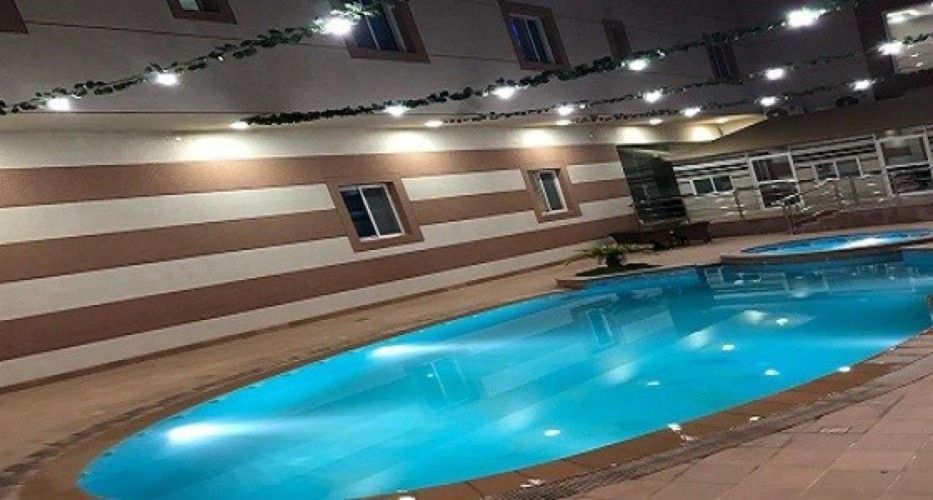 ممرضة تلقي بنفسها داخل مسبح لإنقاذ طفل من الغرق في حائل