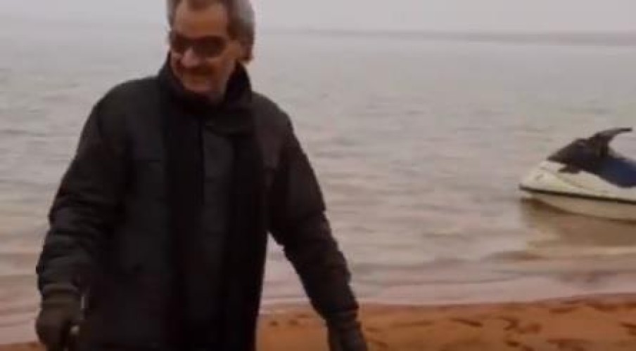 بالفيديو.. الوليد بن طلال من مخيمه بجوار بحيرة في الصحراء: هذه الرياض وليست المالديف