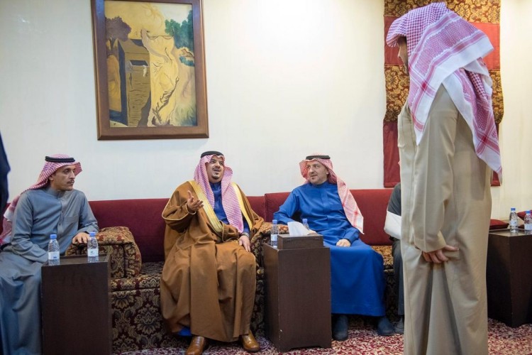 سمو نائب أمير الرياض يقدم العزاء لأسرة الشلهوب