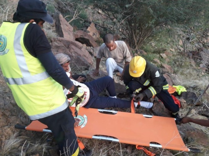 “الدفاع المدني” ينقذ مصابا بكسر علق على قمة أحد الجبال في المدينة