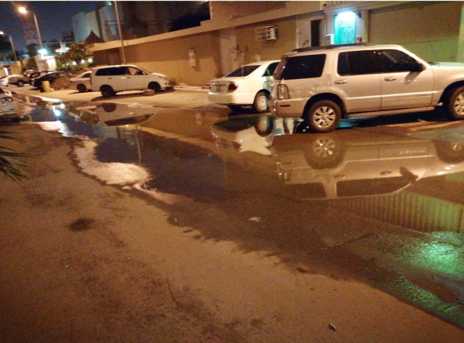 بالصور تجمع للمياه يثير استياء سكان حي النهضة