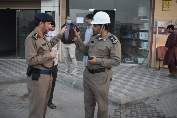 مدني “بريدة ” يباشر حريق بمستودع تخزين الاثاث