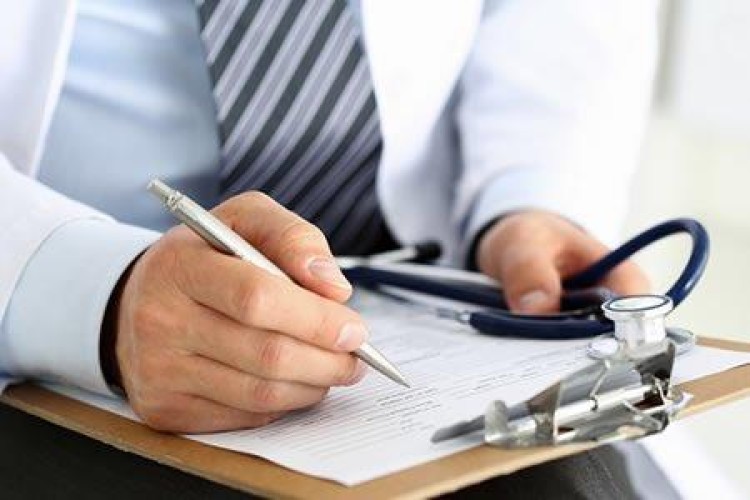 مسؤول بـ”الصحة”: رصدنا عمليات بيع إجازات مرضية عبر مواقع التواصل.. ويعلق على فرض رسوم عليها (فيديو)