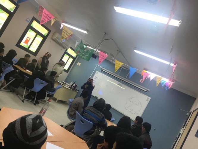 مجمع الخندق ينظم دورة بعنوان ” الطالب المدرب ” لطلاب هديب