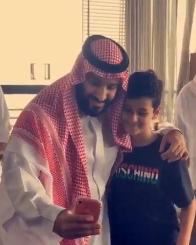 فيديو.. ولي العهد يلتقط “سيلفي” مع أحد الأطفال في مطعم بجدة