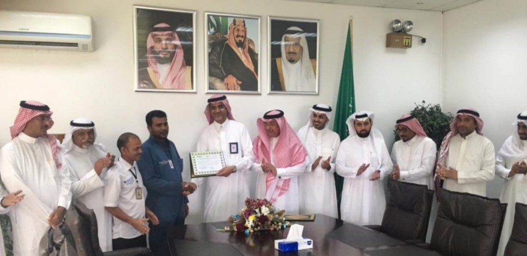 مدير عام مطار الملك عبدالله بجازان يكرم عمال نظير امانتهم
