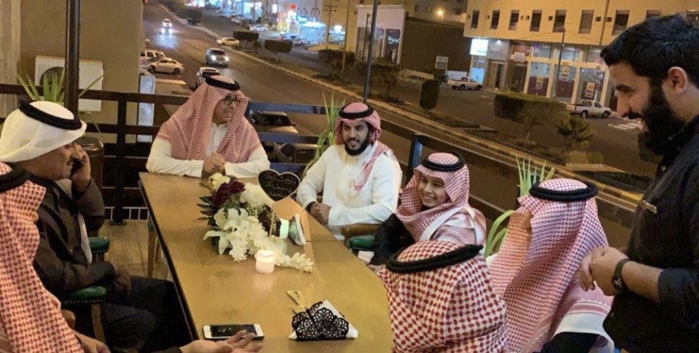 محافظ خميس مشيط يقوم بزيارة ” لكوفي ملعقة “