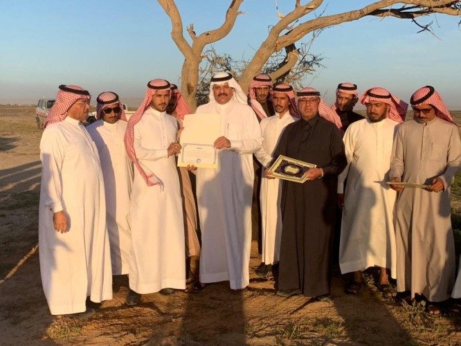 محافظ املج يكرم منقذي شجرة السمر