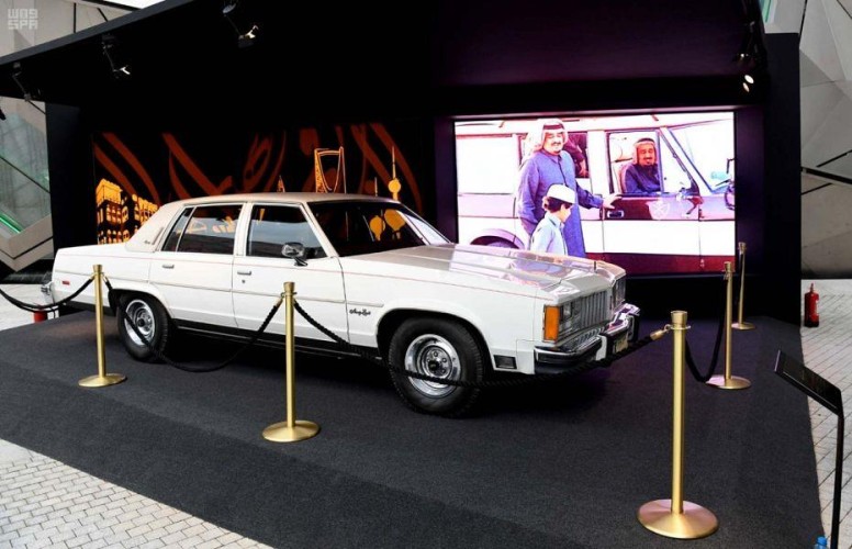 إحدى سيارات الملك فهد تلفت أنظار زوار “معرض الفهد” بالكويت