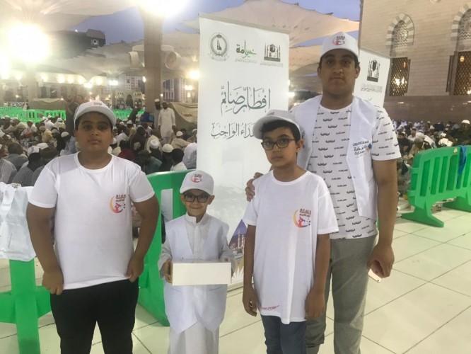 500 وجبة في المسجد النبوي صدقة عن شهداء الوطن
