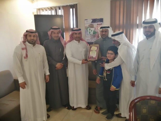 ولي أمر طالب يكرم معلماً نقل ابنه من فوبيا المدرسة إلى الإنضباط والتفوق بعرعر