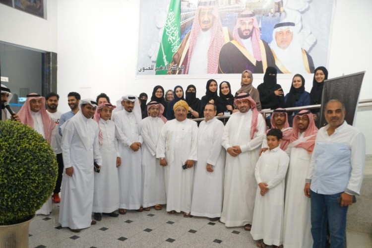 “الرايقي” يفتتح معرض فريق ” مومينت” بمركز أدهم للفنون بجدةض