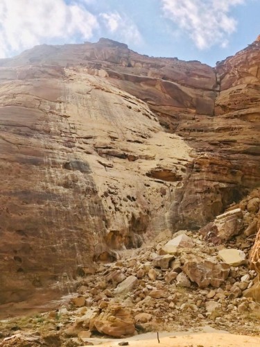 صاعقة رعدية تتسبب في انهيار كتلة صخرية بـ”العلا”