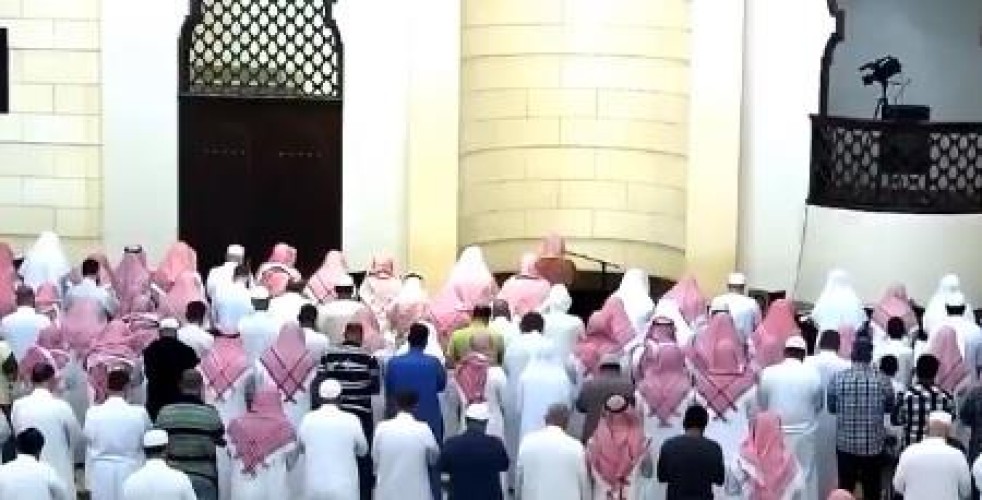 مؤذن يكمل الصلاة بعد إصابة الإمام بـ “حشرجة” مفاجئة أثناء الصلاة (فيديو)