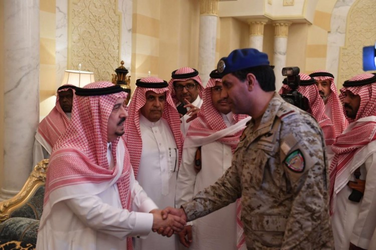 أبناء الأمير بندر بن عبدالعزيز يستقبلون المعزين في وفاة والدهم – رحمه الله –