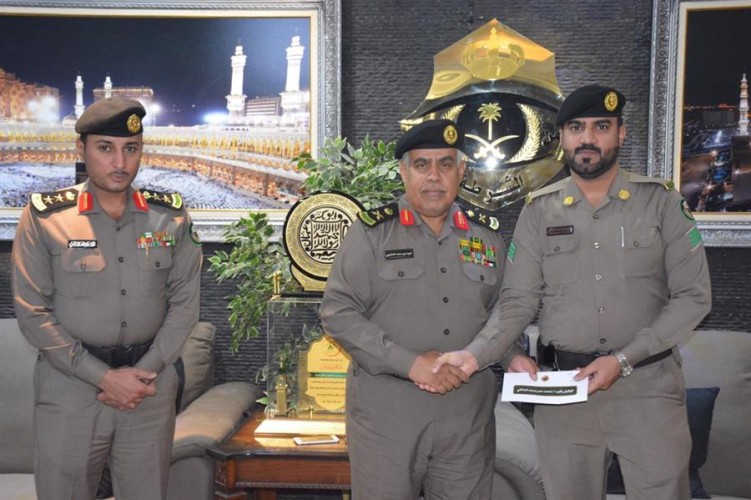 مدير شرطة منطقة مكة يكرم عددا من رجال المرور(صور)