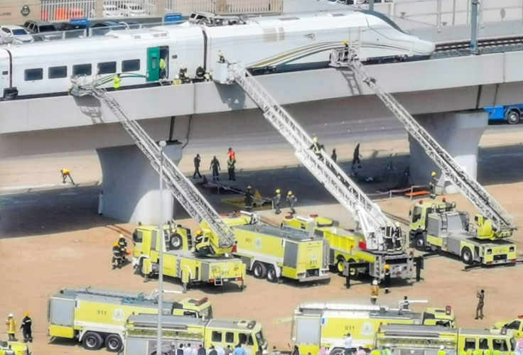 مدني مكة ينفذ فرضية لحادث انحراف في مسار قطار الحرمين السريع