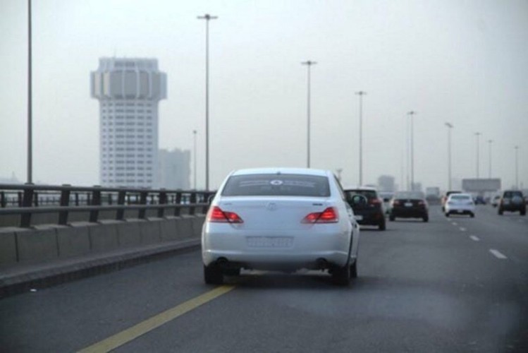 حادث غريب.. تصادم واعتداء على رجل مرور وقفز من أعلى كوبري بجدة