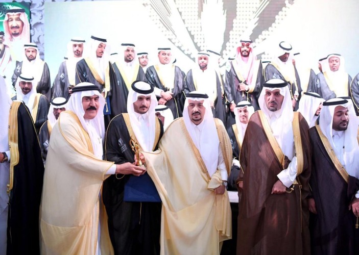 الأمير فيصل بن بندر يرعى حفل تخريج الدفعة الخامسة من طلاب كلية الغد الدولية للعلوم الطبية التطبيقية