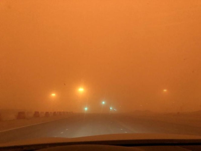 أمن الطرق يحذر مستخدمي الطرق في الرياض من الغبار الكثيف