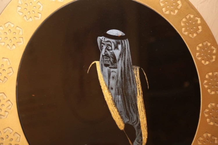 فن الرسم على الزجاج يجمع زوجين في “الجنادرية 33”