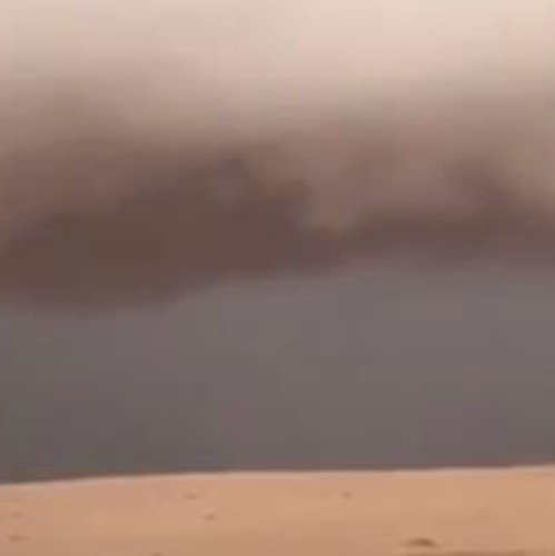 فيديو يُوثق منظراً بديعاً لسحابة عملاقة في سماء نجد