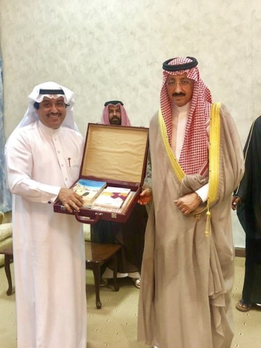 القناص يهدي محافظ الأحساء إصداراته الشعرية