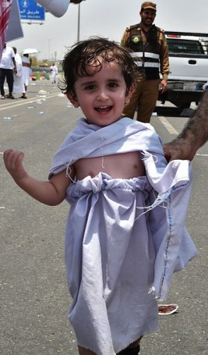 شاهد..الأطفال يجذبون عدسات الكاميرات في رحلة حجهم