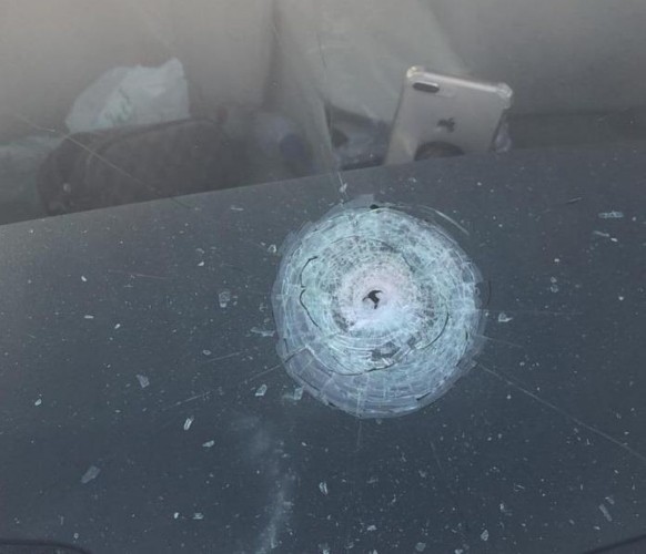 “رصاصة طائشة” تخترق مركبة مواطن أثناء توقفه في إشارة بالمدينة