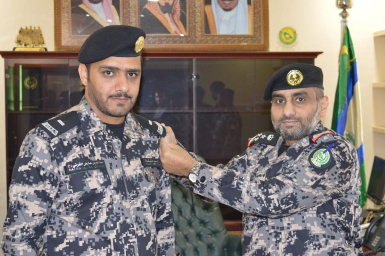 القرني يقلد عدد من الأفراد رتبهم الجديدة