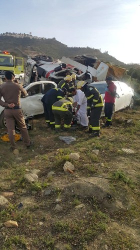 لَقِيَ شخصين مصرعهم ، وأصيب 4 آخرون بإصابات صُنّفت بالبسيطه لحادث انقلاب شاحنة استنفر على اثرها فرق الهلال الاحمر والدفاع المدني والمرور