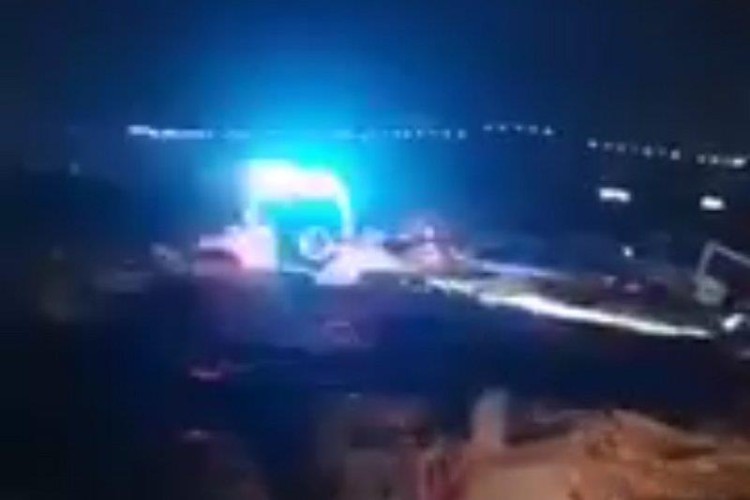 شجاعة رجل أمن تنقذ أشخاصاً حاصرتهم السيول في أبو عريش (فيديو)