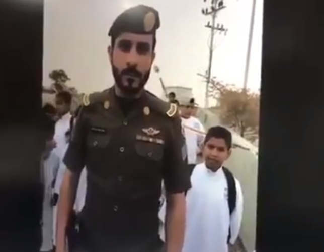 أمير عسير يستدعي رجل أمن عقب مشاهدته عبر كاميرات النقل