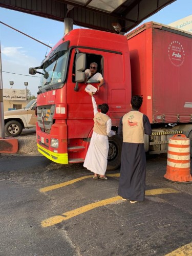 “جمعية البر بالحريضة” توزع وجبات الإفطار على المسافرين  عسير”