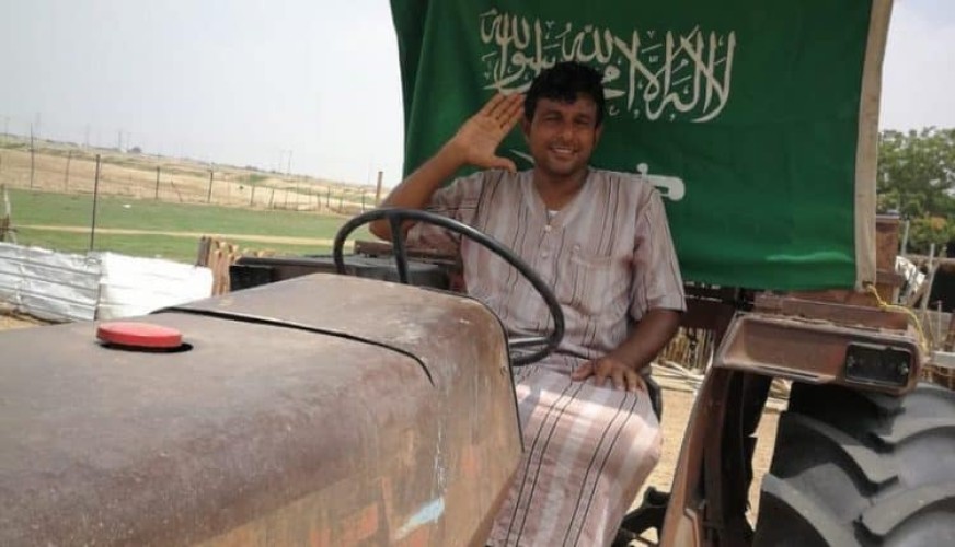 صورة اليوم .. مزارع من جيزان يحتفل بالوطن على متن “الحراثة”