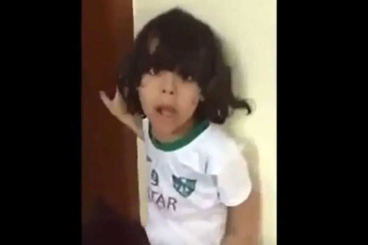 “العمل”: الفيديو المتداول لضرب طفل بسبب قميص أحد الأندية قديم