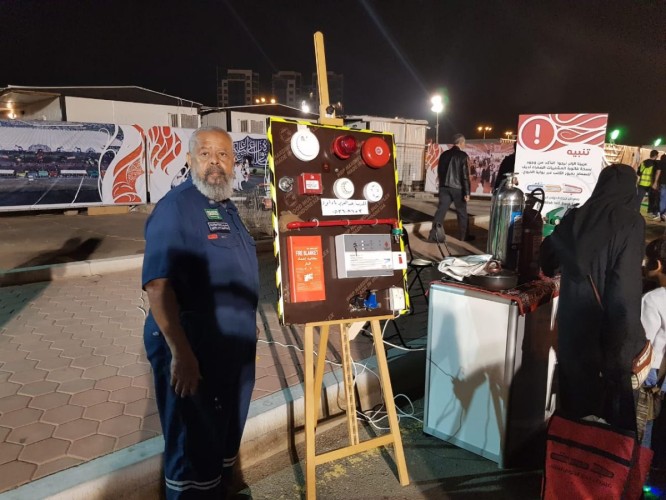 باداوود يتطوع لتعليم زوار معرض كتاب جدة