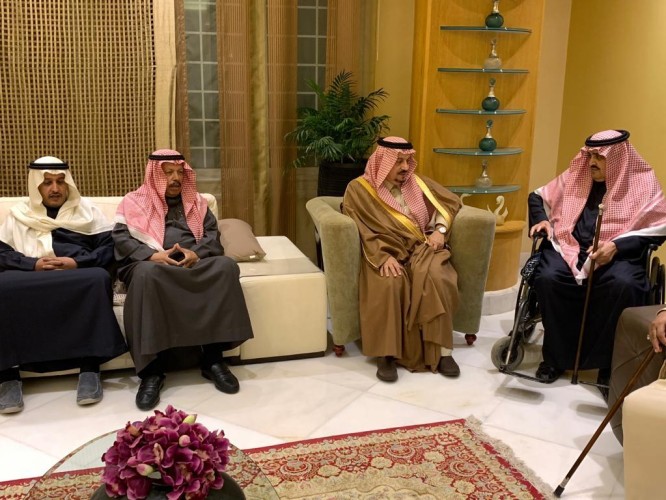 سمو أمير الرياض يقدم العزاء لأسرة الثنيان
